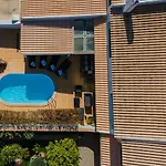 Sunny 2bdr House W/ Private Pool By Lovelystay *